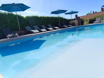 Gîte pour 4 personnes, avec vue ainsi que jardin et piscine, adapté aux familles à Salignac-Eyvigues