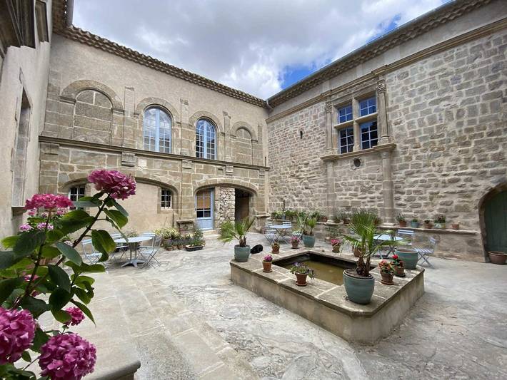 Gîte pour 4 personnes, avec Terrasse ainsi que Jardin et Piscine