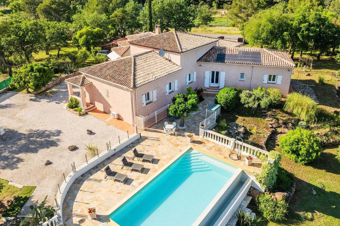 Entire apartment, Modern Apartment with Pool in Le Luc 70m² in Le Luc, Draguignan region