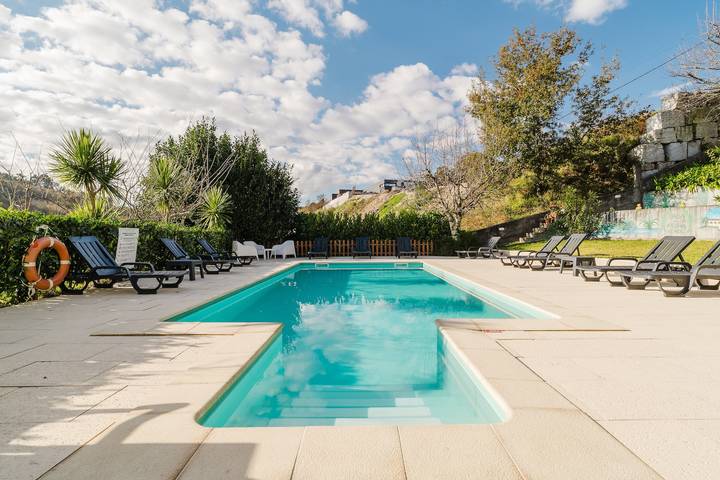 Holiday Home 'Alojamento Casa Da Pedra Verde' with Mountain View, Private Pool and Wi-Fi in Tabuaças, Braga District