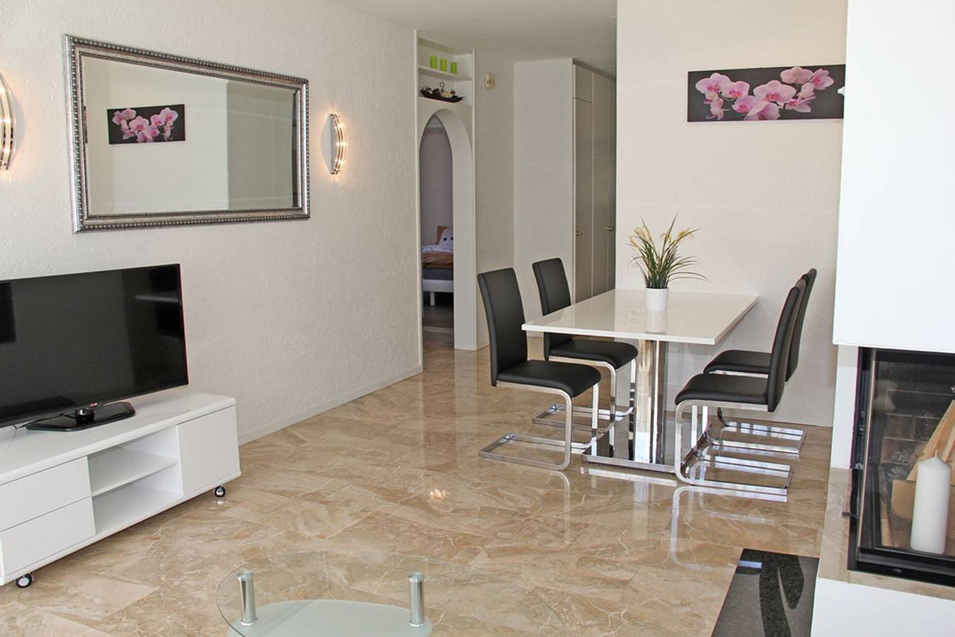 Entire apartment, Moderne Wohnung in Appartementhaus mit Hallenbad an sonniger Lage am Dorfrand. in Ascona, Ticino Alps and Verbano