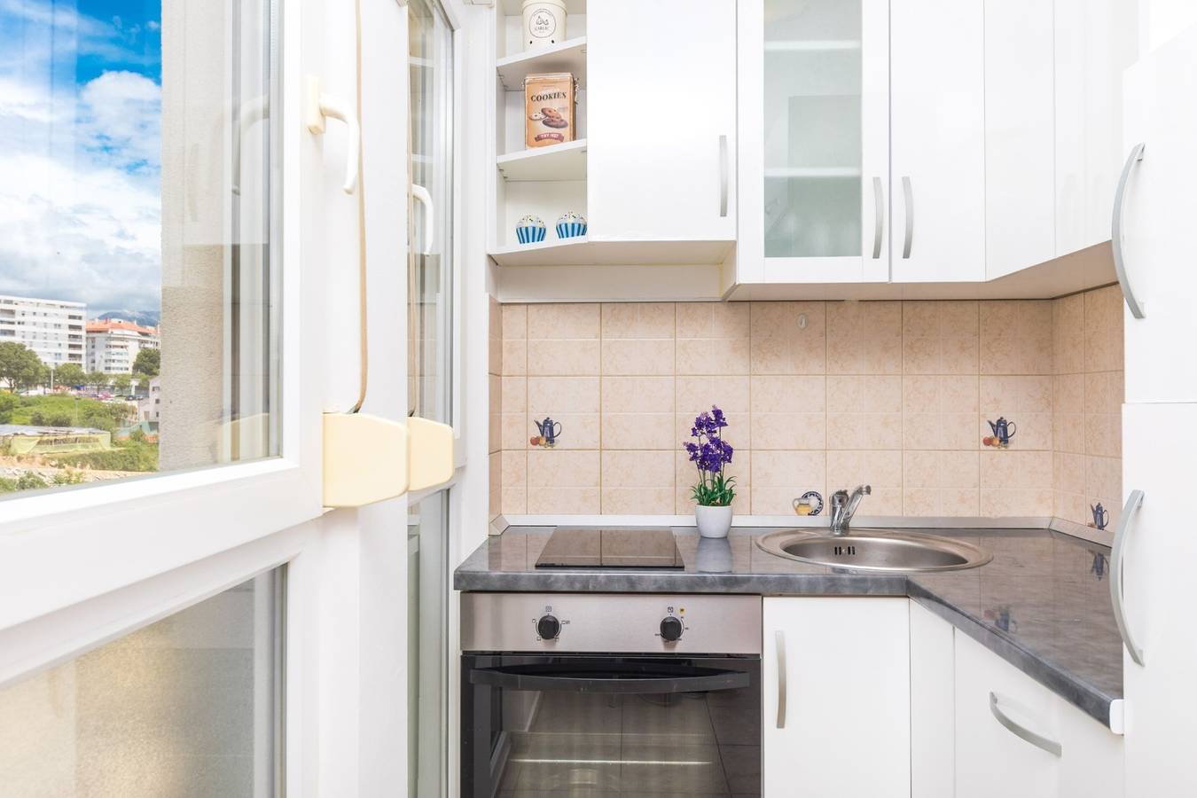 Entire studio, Close to Znjan beach, spacious studio with balcony in Split, Split-Dalmatia