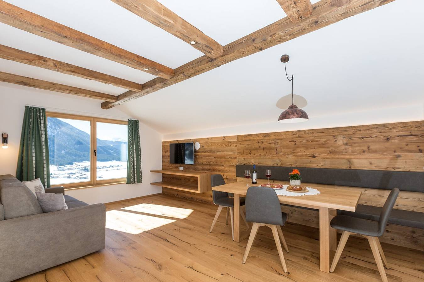 Appartamento intero, Appartamento vacanze 'Ausserharmerhof Wiesenglück' con vista sulle montagne, giardino comune e Wi-Fi in Monti del Villgraten, Valle di Casies