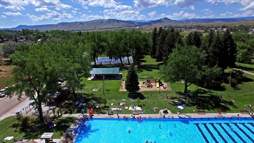 Vacation house for 14 people, with pool and yard in Wyoming
