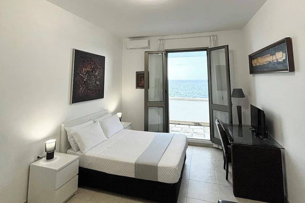 Ganze Wohnung, Sea View Apartment With Terrace And Private Heated Jacuzzi in Conchiglie-Alto Lido, Golf von Tarent