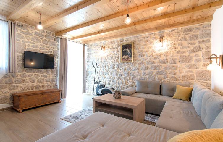 Gemütliche 2-Zimmer-Wohnung mit WLAN, Pool und Terrasse in der Nähe des Flusses Ričina in Imotski, Makarska Riviera