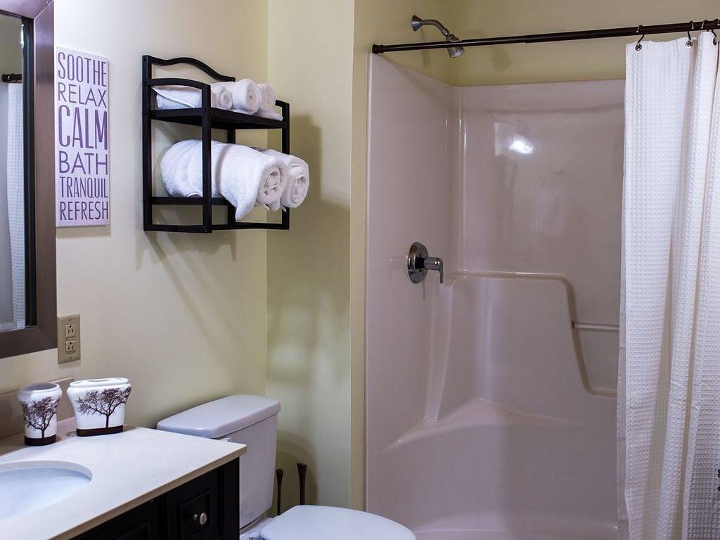 Ganze Wohnung, Beautiful 2-bedroom with private outdoor space. 5min walk to Main Street. in Lake Placid, Adirondack Mountains