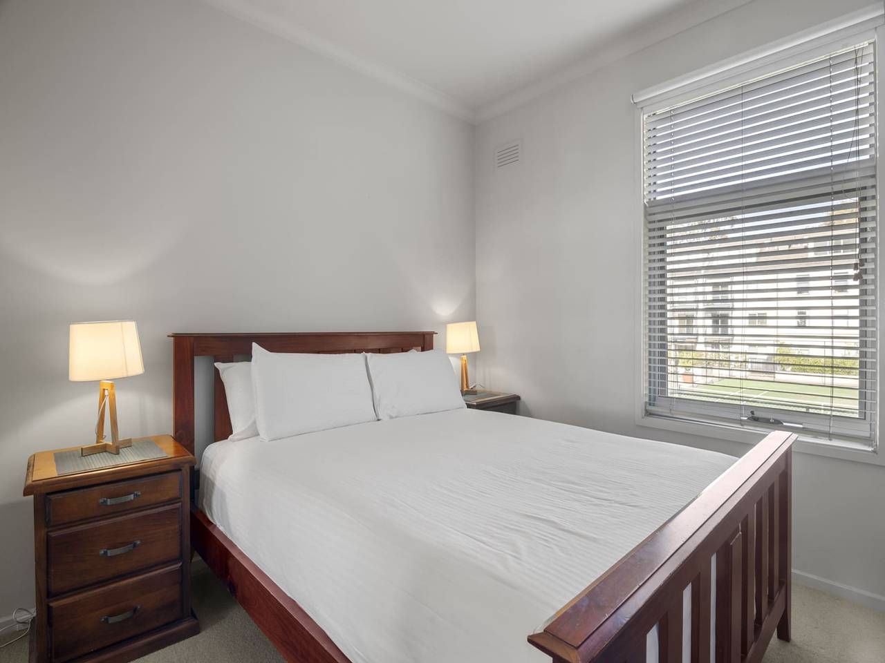 Entire apartment, Central 2-Bed Pad with Tennis Court, in Southbank, Melbourne