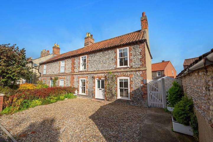Cottage for 6 people, with garden, with pets in Holt