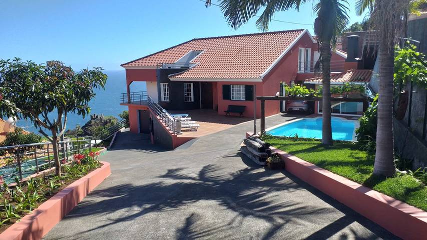 Casa de férias para 4 pessoas, com piscina e terraço em Calheta