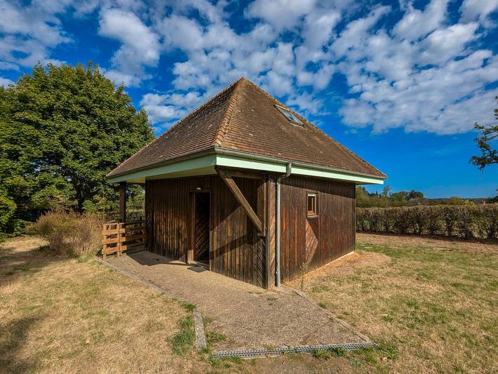 Chalet en pleine nature avec jardin, proche du lac d'Eguzon et sites touristiques du Berry. in Orsennes, La Châtre und Umgebung
