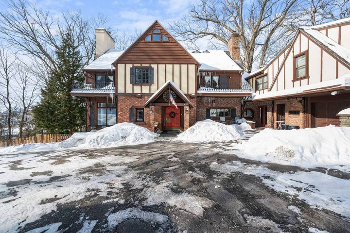 Vacation rental for 13 people, with yard and balcony as well as pool, with pets in Westchester County