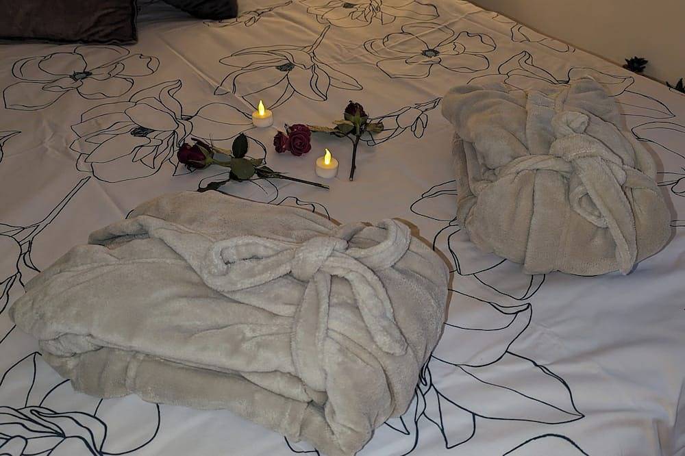 Love Room with Jacuzzi in Nérac, Nérac region