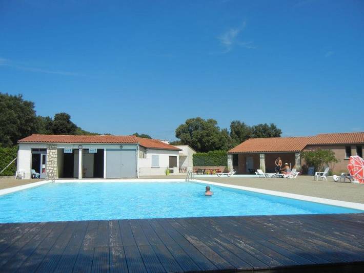 Camping pour 4 personnes, avec jardin et terrasse ainsi que vue et piscine