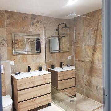 Appartement entier, One-Bedroom Apartment in Roquemaure, Région de Nîmes