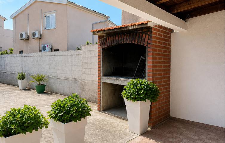 Ganze Ferienwohnung, Charmante Ferienwohnung, 400 m vom Strand entfernt, mit Garten und moderner Ausstattung in Tribunj, Šibenik-Knin