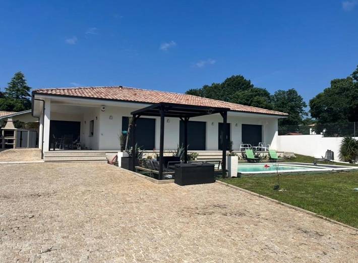 Location de vacances pour 6 personnes, avec piscine et terrasse à Saucats (Gironde)