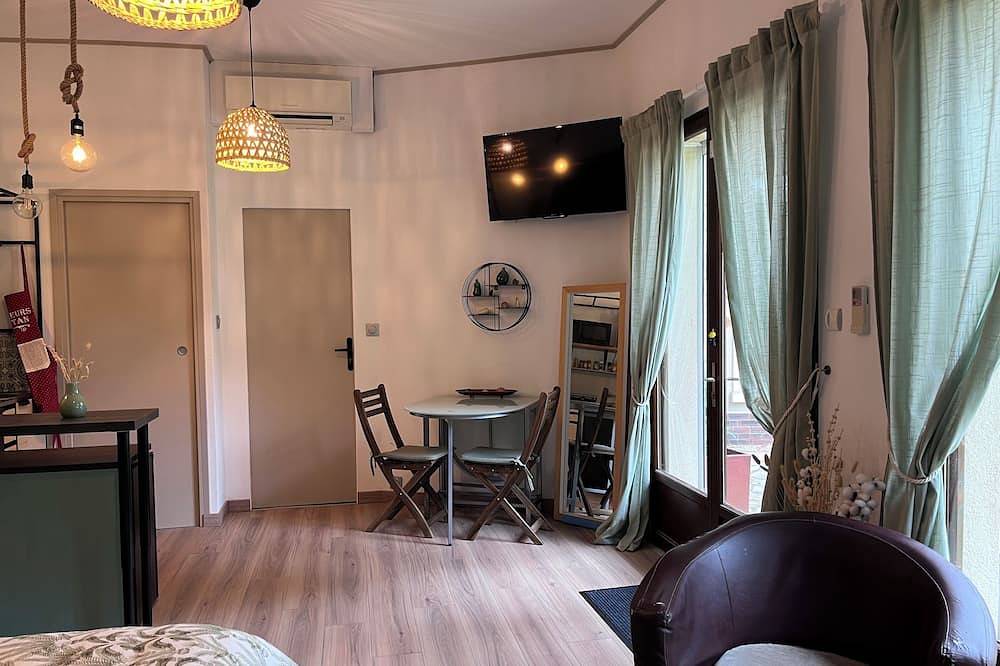 Apartamento entero, Charmant Studio en rez de Jardin Chaville in Chaville, Altos del Sena