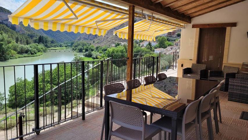 Location de vacances pour 10 personnes, avec Terrasse et Jardin ainsi que Piscine et Vue sur le lac dans Tolosa (Alcala del Jucar)