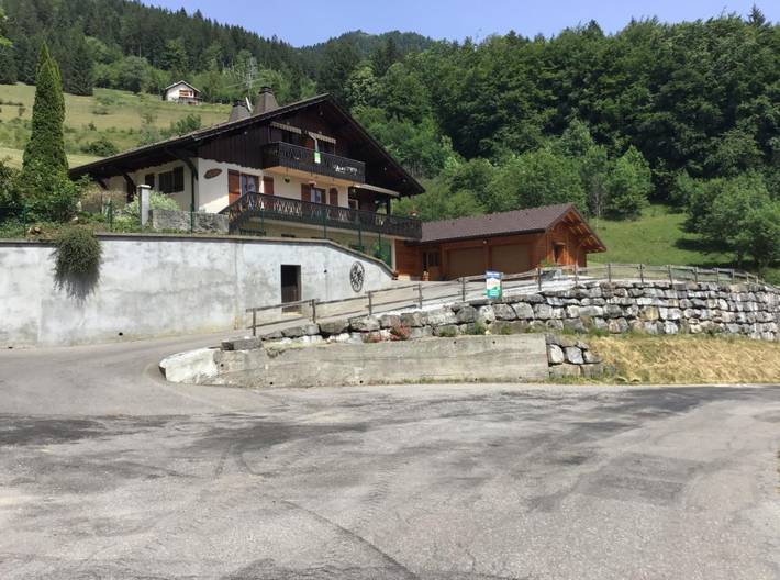 Chalet 'Gîte Chevenoz' avec vue sur montagne, terrasse privée et jardin privé in Chevenoz, Région de Thonon-les-Bains
