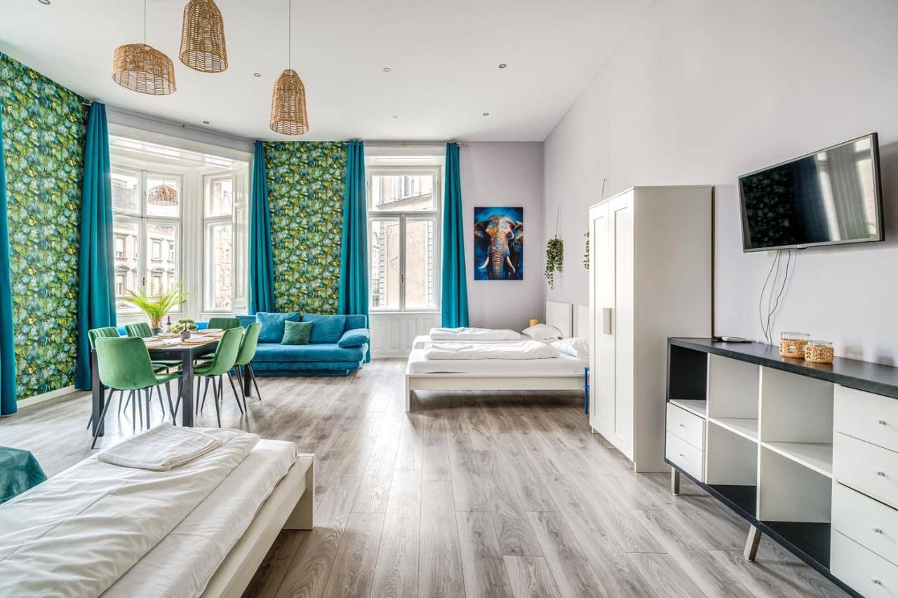 Geheel appartement, Downtown Delight - Erzsébet Blvd - 13 Ppl in Boedapest, Danube-Ipoly National Park