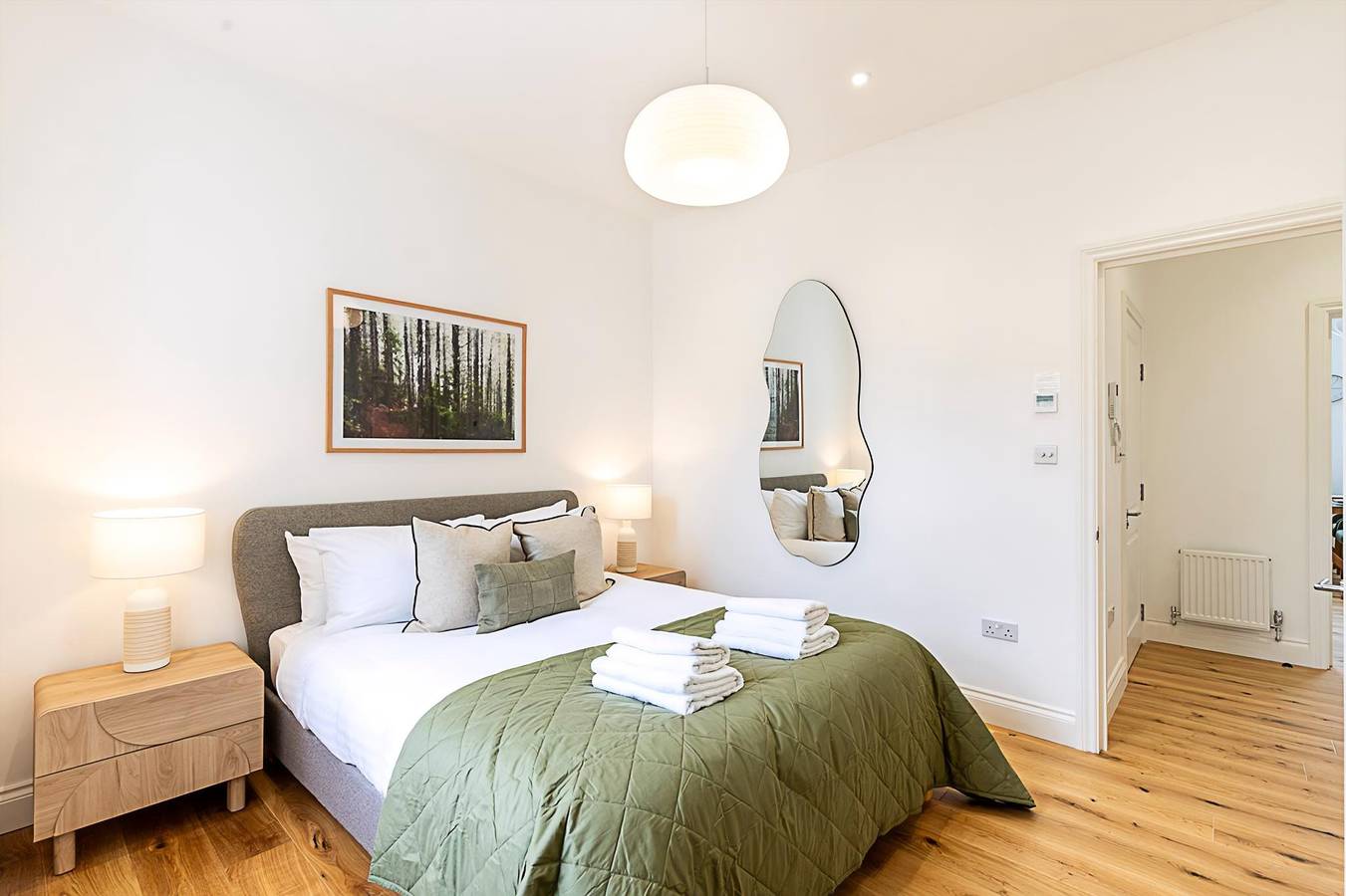 Entire apartment, Chic Chelsea Retreat: Bright Space & Balcony Bliss in Kensington and Chelsea, London
