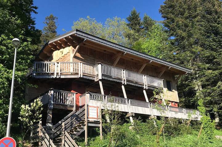 Appartement de vacances pour 12 personnes, avec sauna et balcon ainsi que jardin et jacuzzi dans le Cantal