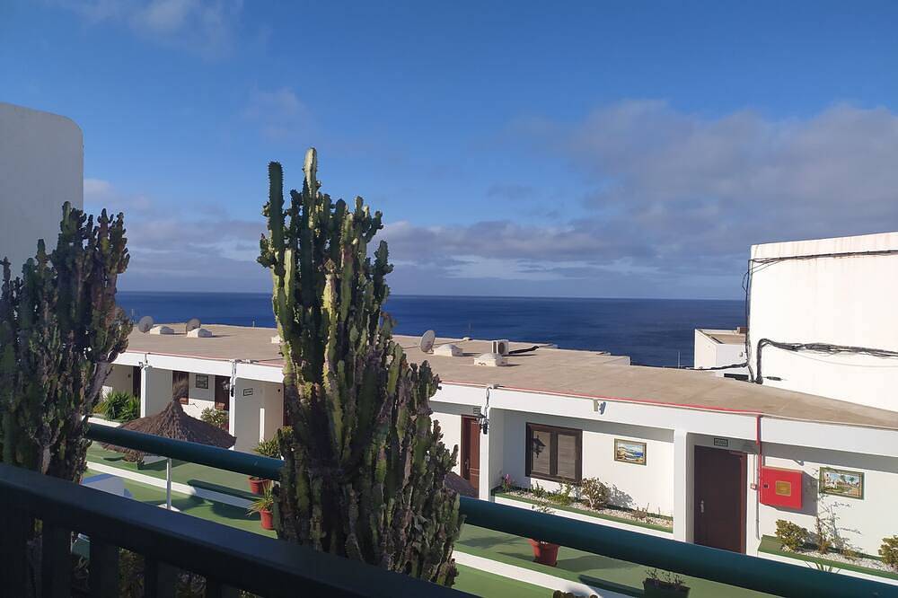 Apartamento entero, 1 Bed Apt, Puerto Del Carmen, swimming pool, Wifi, sea views. in Puerto del Carmen, Tías