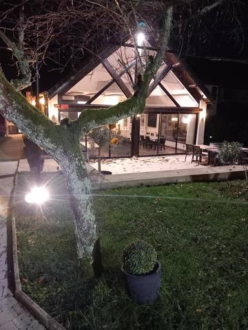 Gîte pour 12 personnes, avec vue et jardin dans Courlaoux