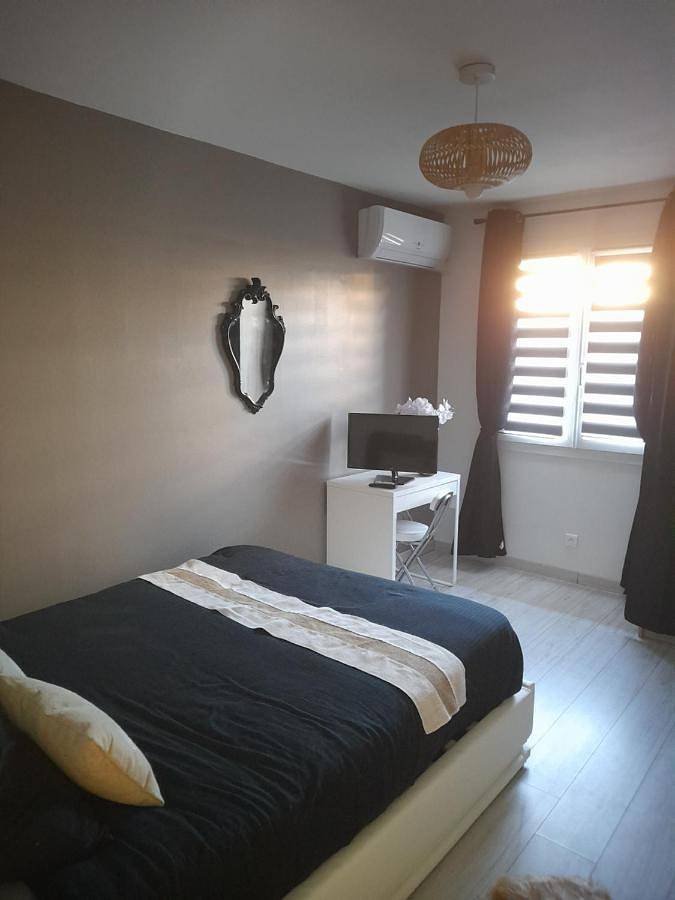 Appartement de vacances entier, Chambre climatisée à louer chez l'habitant in Boigny-sur-Bionne, Vallée de la Loire