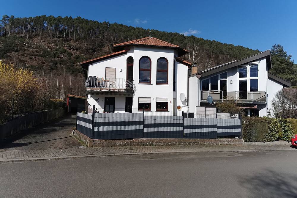 Ganze Wohnung, Neu eingerichtete Ferienwohnung mit traumhaftem Blick auf die Burg in Dahn, Pfalz