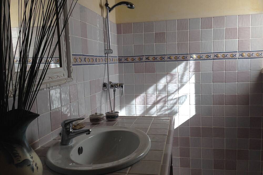 Luberon: prestigious villa with infinity swimming pool and large garden in Rustrel, Parc naturel régional du Luberon
