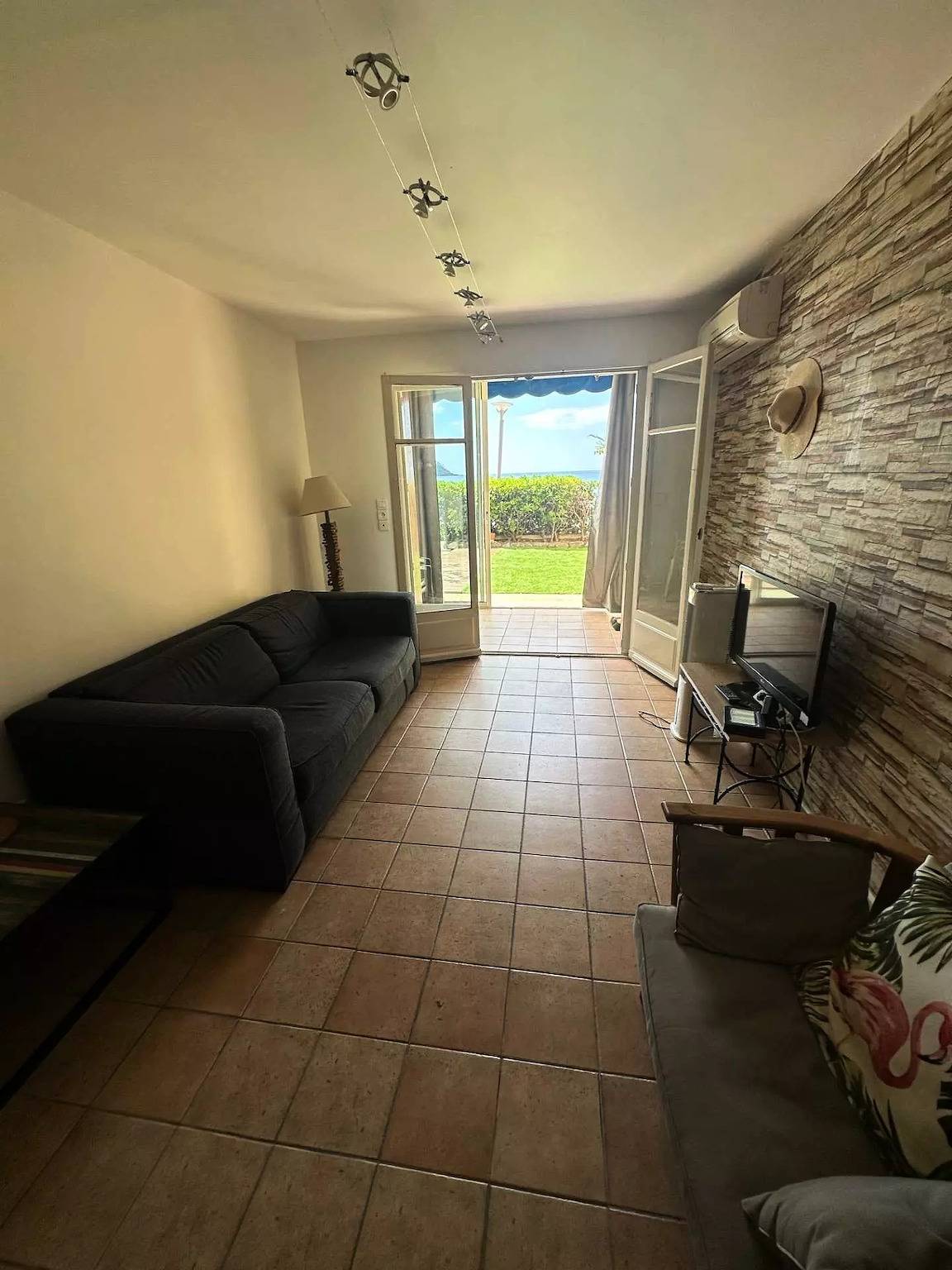 Appartement entier, Joli T2 avec jardin avec un accès direct a la mer  in Les Lecques, Saint-Cyr-sur-Mer