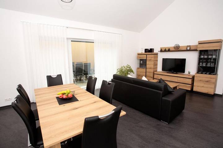 Ferienwohnung für 6 Personen, mit Balkon und Terrasse sowie Garten und Ausblick in Burladingen - 2