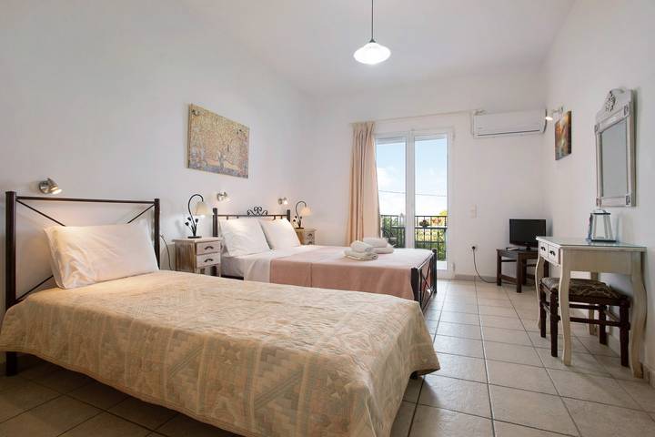 Apartment for 3 people, with balcony and garden in Planos