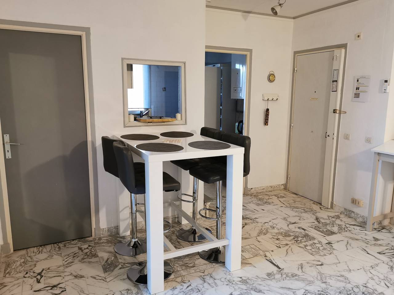 Apartamento entero, Golfe Juan: Amplio Apartamento de 3 Habitaciones con Terraza y Parking in Golfe-Juan, Vallauris