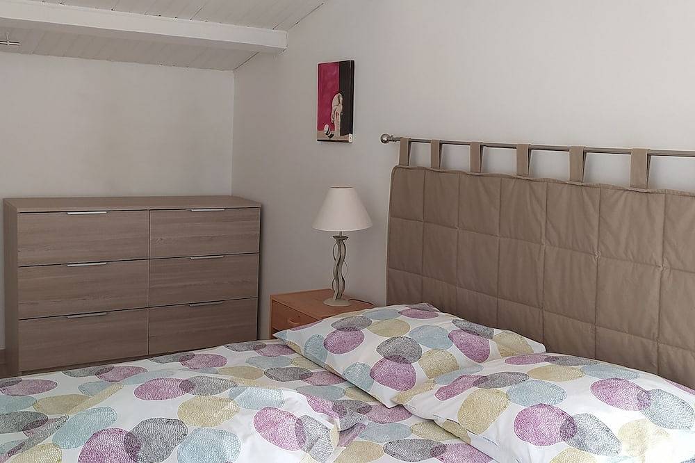 Two-room apartment in Fréjus, 5 km from the beaches, private swimming pool, guaranteed peace and quiet in Frejus, Massif de l'Esterel