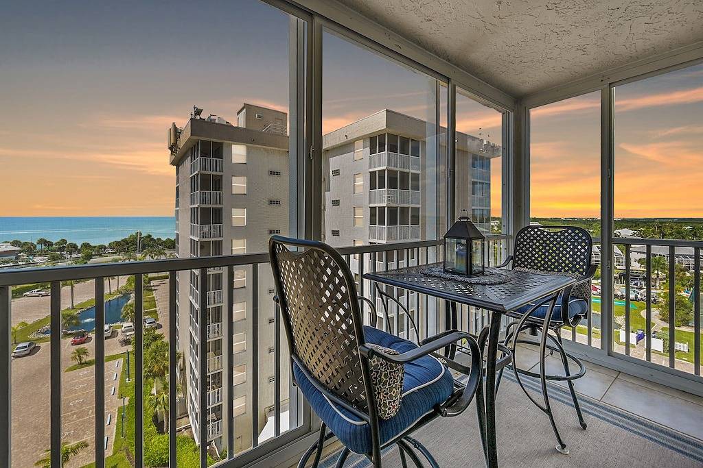 Ganze Wohnung, Renovated Condo w/ Gulf Views, Beach Access, 2 Pools + Free Bike for Guests in Bonita Bay, Bonita Springs