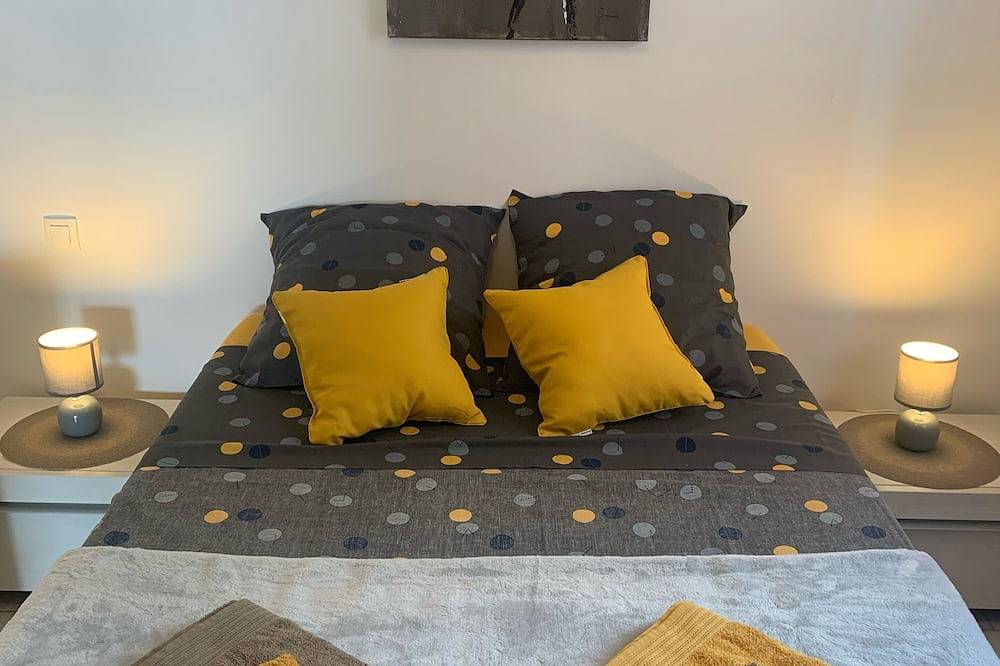 Entire apartment, Apartment T2 Sea View, Air-conditioned, 4 People swimming pool in the residence in Sant Ambroggio, Lumio