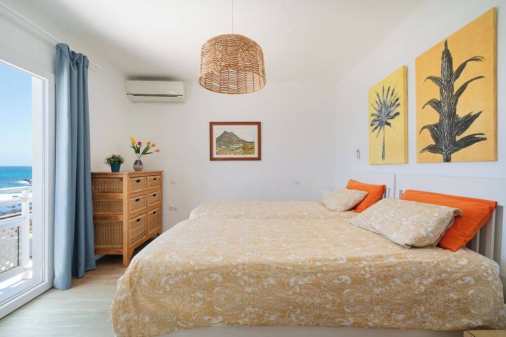 Front de mer, à 20 mètres de la mer, avec piscine privée chauffée et bain à remous in Punta de las Mujeres, Haría