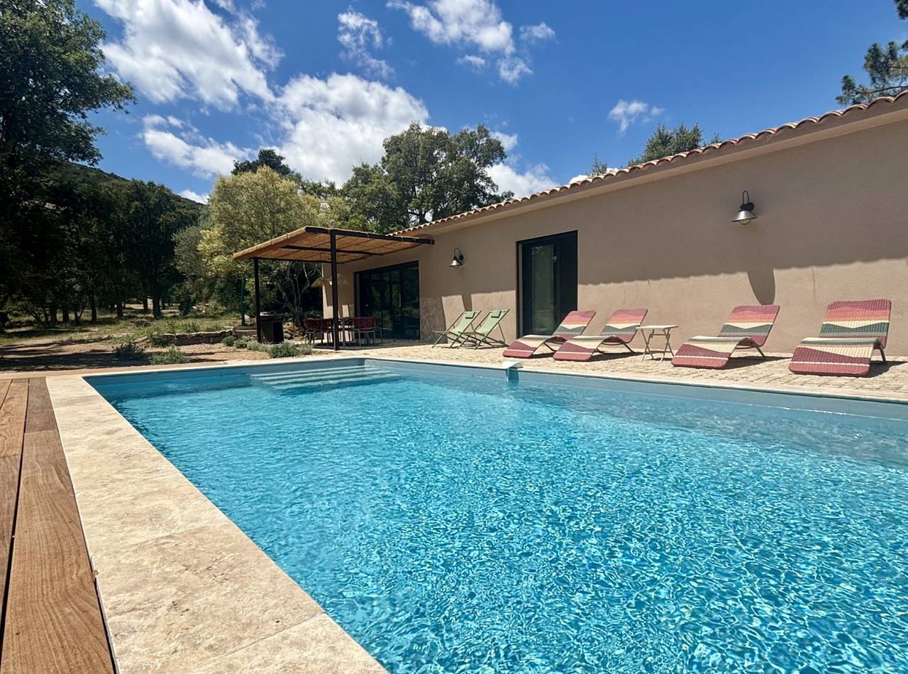 Villa neuve avec piscine, 400 m plage de la pinède à Pinarello in Pinarellu, Zonza