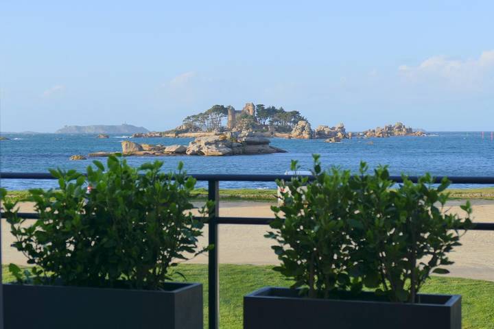 Gîte pour 4 personnes, avec terrasse et jardin à Trégastel - 2