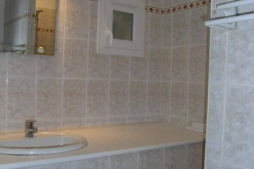 Haus mit Pool in einem hübschen Dorf in der Mitte der Pinien, Eichen ... in Pierrerue, Béziers und Umgebung