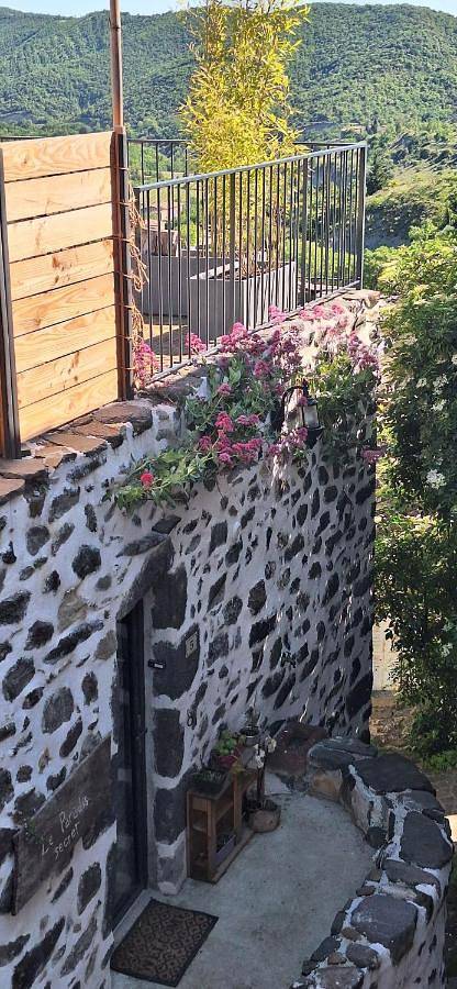 Gîte de village 2p, terrasse de toit et jacuzzi privatif in Aubignas, Privas (arrondissement)