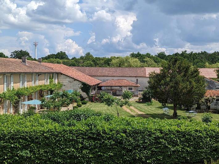 Location de vacances pour 2 personnes, avec terrasse et piscine ainsi que jardin et vue à Chadurie - 4