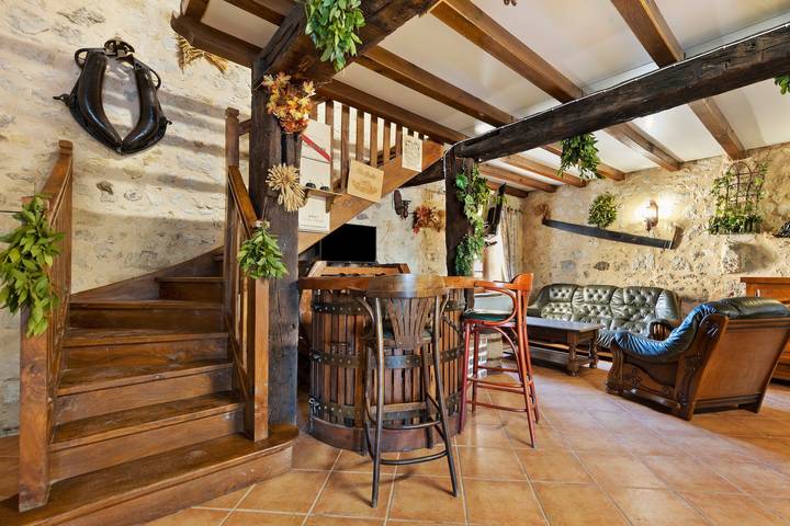 Landhaus 'Maison À La Campagne' mit Seeblick, privatem Pool und WLAN in Saint-Vallier, Charente
