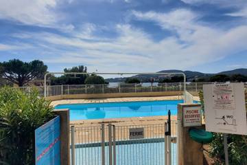 Gîte pour 4 personnes, avec balcon et piscine, adapté aux familles dans Plage de la Baumette