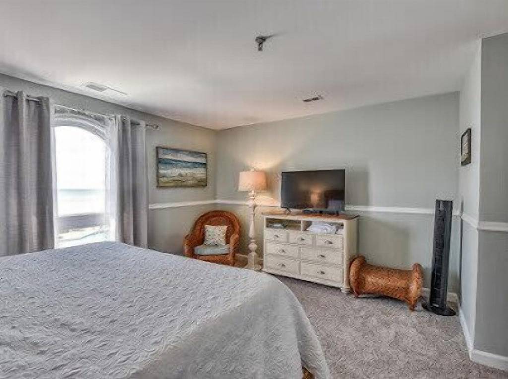 Ganze Wohnung, Glamorous 2 Story Beachfront Condo on Topsail Island in North Topsail Beach, Camp Lejeune