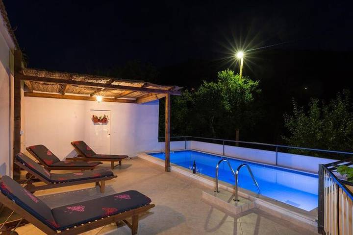 Villa per 6 persone, con Balcone e Terrazza nonché Piscina a Canali