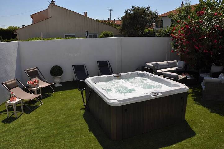 Ferienhaus für 8 Personen, mit Whirlpool und Terrasse sowie Garten in Arles
